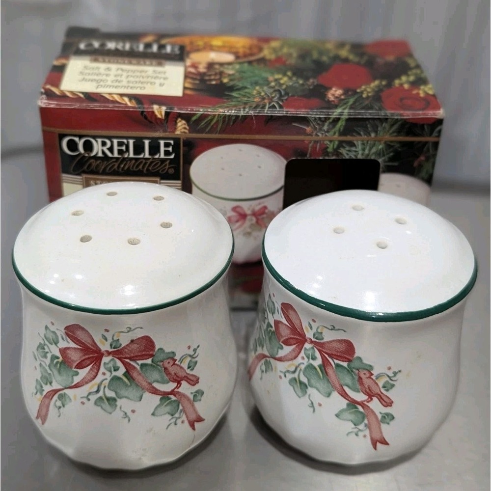 Corelle Vintage Callaway Holiday Christmas Pattern Salt & Pepper Shaker Set 1999